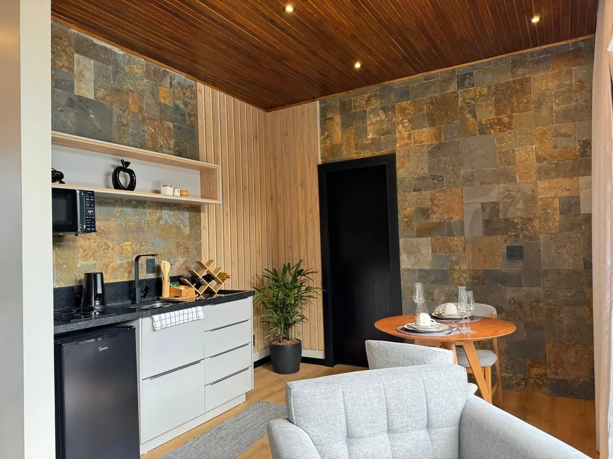 Cozinha da cabana com bancada, pia e mesa para dois